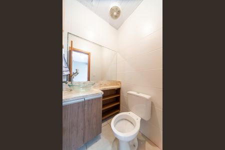 Banheiro de casa de condomínio para alugar com 2 quartos, 50m² em Formoza, Alvorada