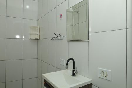 Banheiro de casa para alugar com 1 quarto, 32m² em Jardim Itapemirim, São Paulo