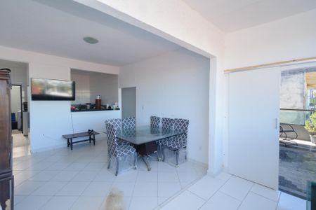 Casa à venda com 102m², 4 quartos e 4 vagasSala