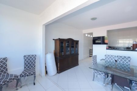 Casa à venda com 102m², 4 quartos e 4 vagasSala