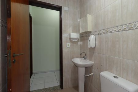 Banheiro de apartamento à venda com 2 quartos, 70m² em Parque Jaçatuba, Santo André