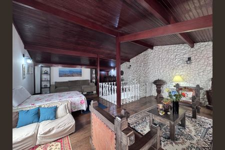 Casa para alugar com 352m², 4 quartos e 2 vagasSalão