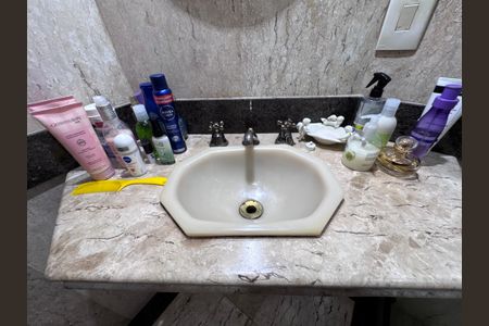 Casa para alugar com 352m², 4 quartos e 2 vagasBanheiro Social