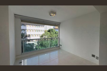 Apartamento à venda com 86m², 3 quartos e 2 vagas Apartamento à venda com 86m², 3 quartos e 2 vagasÁrea de serviço