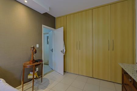 Apartamento à venda com 220m², 4 quartos e 2 vagas Apartamento à venda com 220m², 4 quartos e 2 vagasQuarto 2