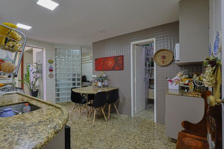 Apartamento à venda com 220m², 4 quartos e 2 vagas Apartamento à venda com 220m², 4 quartos e 2 vagasCozinha