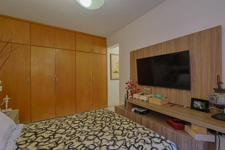 Apartamento à venda com 220m², 4 quartos e 2 vagas Apartamento à venda com 220m², 4 quartos e 2 vagasSuíte