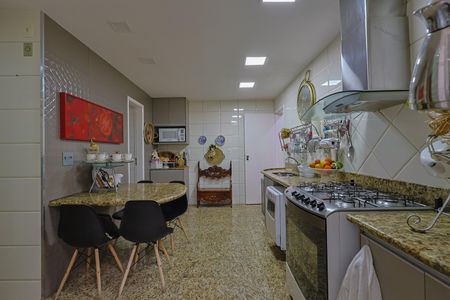 Apartamento à venda com 220m², 4 quartos e 2 vagas Apartamento à venda com 220m², 4 quartos e 2 vagasCozinha