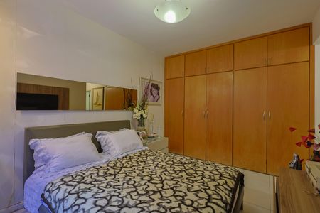 Apartamento à venda com 220m², 4 quartos e 2 vagas Apartamento à venda com 220m², 4 quartos e 2 vagasSuíte