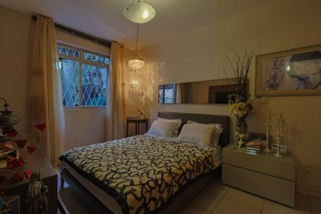 Apartamento à venda com 220m², 4 quartos e 2 vagas Apartamento à venda com 220m², 4 quartos e 2 vagasSuíte