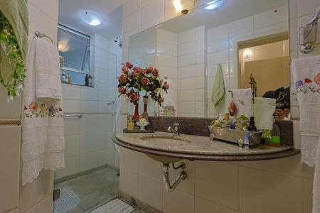 Apartamento à venda com 220m², 4 quartos e 2 vagas Apartamento à venda com 220m², 4 quartos e 2 vagasBanheiro Suíte