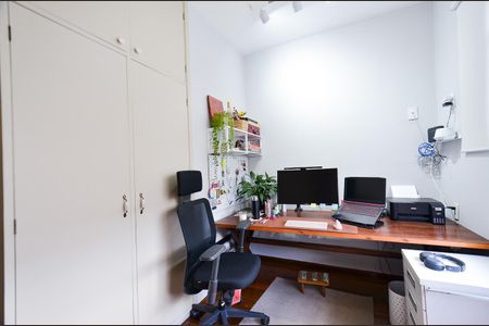 Casa à venda com 320m², 3 quartos e 5 vagas Casa à venda com 320m², 3 quartos e 5 vagasEscritório