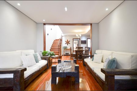 Casa à venda com 320m², 3 quartos e 5 vagas Casa à venda com 320m², 3 quartos e 5 vagasSala