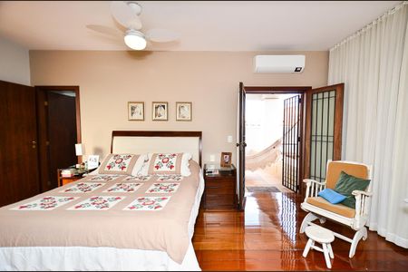 Casa à venda com 320m², 3 quartos e 5 vagas Casa à venda com 320m², 3 quartos e 5 vagasSuíte