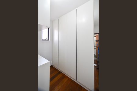 Casa à venda com 320m², 3 quartos e 5 vagas Casa à venda com 320m², 3 quartos e 5 vagasCloset da Suíte