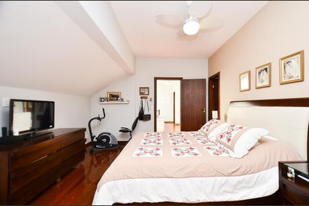 Casa à venda com 320m², 3 quartos e 5 vagas Casa à venda com 320m², 3 quartos e 5 vagasSuíte