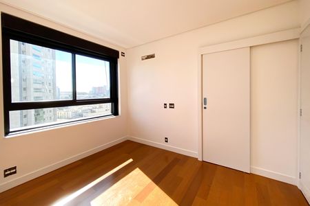 Apartamento à venda com 182m², 4 quartos e 4 vagas Apartamento à venda com 182m², 4 quartos e 4 vagasSemi Suite 3