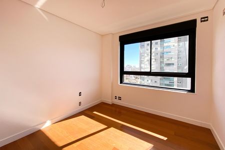 Apartamento à venda com 182m², 4 quartos e 4 vagas Apartamento à venda com 182m², 4 quartos e 4 vagasSemi Suite 3