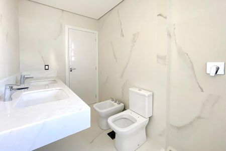 Apartamento à venda com 182m², 4 quartos e 4 vagas Apartamento à venda com 182m², 4 quartos e 4 vagasBanheiro da Suíte 1