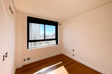Apartamento à venda com 182m², 4 quartos e 4 vagas Apartamento à venda com 182m², 4 quartos e 4 vagasSemi Suite 4