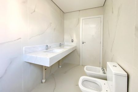 Apartamento à venda com 182m², 4 quartos e 4 vagas Apartamento à venda com 182m², 4 quartos e 4 vagasBanheiro da Suíte 1