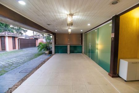 Garagem de casa de condomínio para alugar com 3 quartos, 300m² em Serra Grande, Niterói