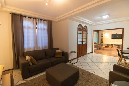 Sala de casa de condomínio para alugar com 3 quartos, 300m² em Serra Grande, Niterói