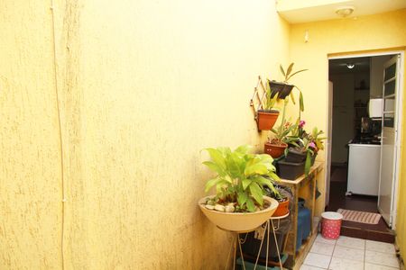 Casa à venda com 170m², 4 quartos e 2 vagasCorredor acesso a garagem