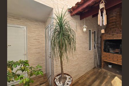 Casa à venda com 170m², 4 quartos e 2 vagas Casa à venda com 170m², 4 quartos e 2 vagasChurrasqueira