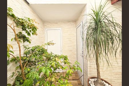 Casa à venda com 170m², 4 quartos e 2 vagas Casa à venda com 170m², 4 quartos e 2 vagasChurrasqueira / Porta acesso ao porão e Area de Serviço