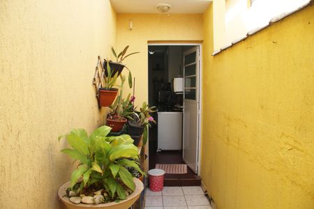 Casa à venda com 170m², 4 quartos e 2 vagasCorredor acesso a garagem