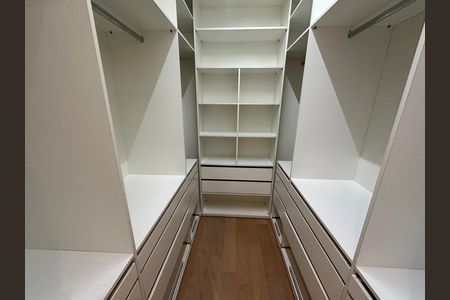 Closet da suíte 2 de apartamento para alugar com 2 quartos, 108m² em Melville Empresarial Ii, Barueri