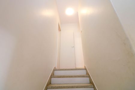 Casa para alugar com 125m², 3 quartos e 1 vaga Casa para alugar com 125m², 3 quartos e 1 vagaEscada