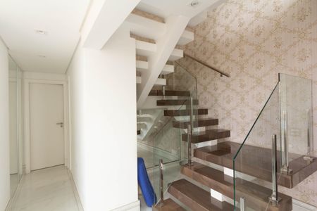 Apartamento à venda com 400m², 4 quartos e 4 vagas Apartamento à venda com 400m², 4 quartos e 4 vagasEscada