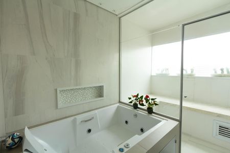Apartamento à venda com 400m², 4 quartos e 4 vagas Apartamento à venda com 400m², 4 quartos e 4 vagasBanheiro da Suíte 4