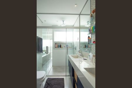 Apartamento à venda com 400m², 4 quartos e 4 vagas Apartamento à venda com 400m², 4 quartos e 4 vagasBanheiro da Suíte 4