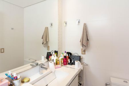 Apartamento à venda com 400m², 4 quartos e 4 vagas Apartamento à venda com 400m², 4 quartos e 4 vagasBanheiro da Suíte 1