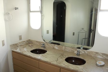 Apartamento à venda com 350m², 5 quartos e 4 vagasBanheiro da Suíte 2