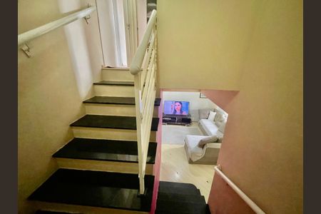 Casa de condomínio para alugar com 152m², 3 quartos e 3 vagasEscada interna