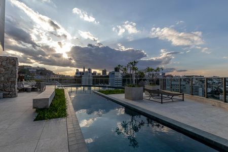 Apartamento à venda com 241m², 4 quartos e 4 vagas Apartamento à venda com 241m², 4 quartos e 4 vagasÁrea comum - Piscina