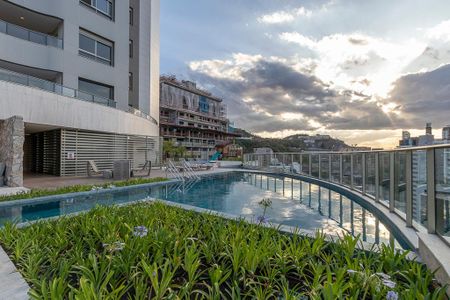 Apartamento à venda com 241m², 4 quartos e 4 vagas Apartamento à venda com 241m², 4 quartos e 4 vagasÁrea comum - Piscina