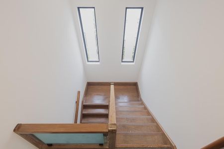 Casa à venda com 366m², 12 quartos e 20 vagas Casa à venda com 366m², 12 quartos e 20 vagasEscada