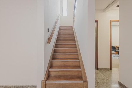 Casa à venda com 366m², 12 quartos e 20 vagas Casa à venda com 366m², 12 quartos e 20 vagasEscada