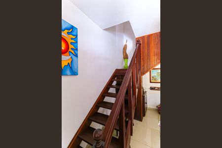 Casa de condomínio à venda com 190m², 3 quartos e 1 vagaEscada