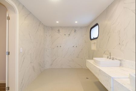 Apartamento à venda com 293m², 3 quartos e 4 vagasBanheiro da Suíte 1