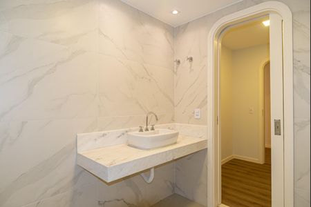 Apartamento à venda com 293m², 3 quartos e 4 vagasBanheiro 2 da Suíte 1