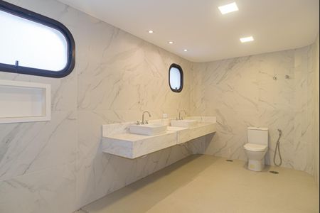 Apartamento à venda com 293m², 3 quartos e 4 vagasBanheiro da Suíte 1