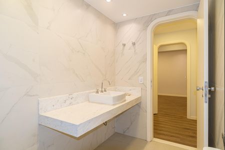 Apartamento à venda com 293m², 3 quartos e 4 vagasBanheiro da Suíte 2