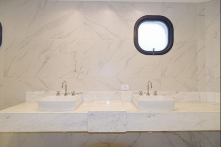 Apartamento à venda com 293m², 3 quartos e 4 vagasBanheiro da Suíte 1