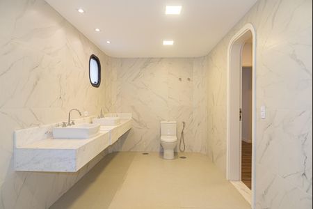 Apartamento à venda com 293m², 3 quartos e 4 vagasBanheiro da Suíte 1